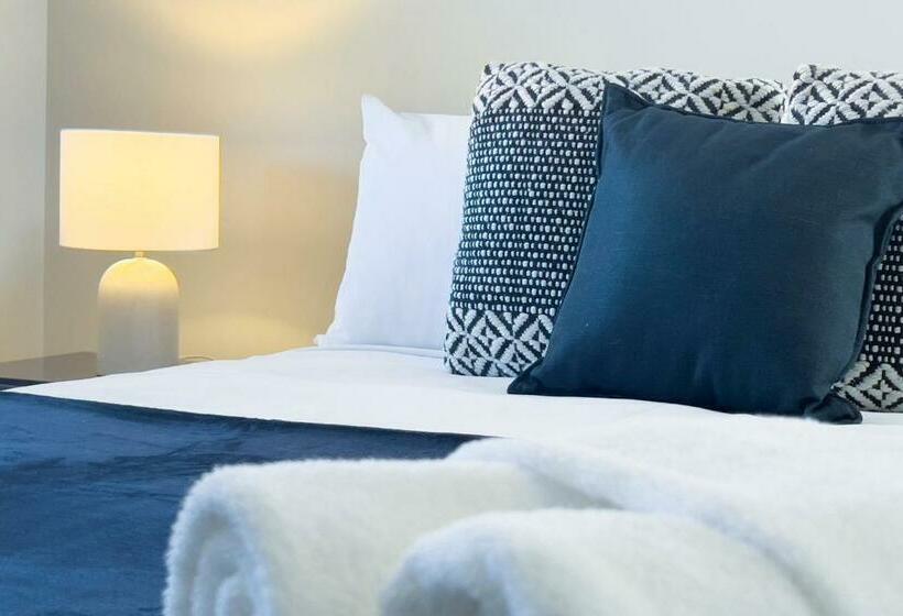 30 Rich On Richmond Modern Family Home 6