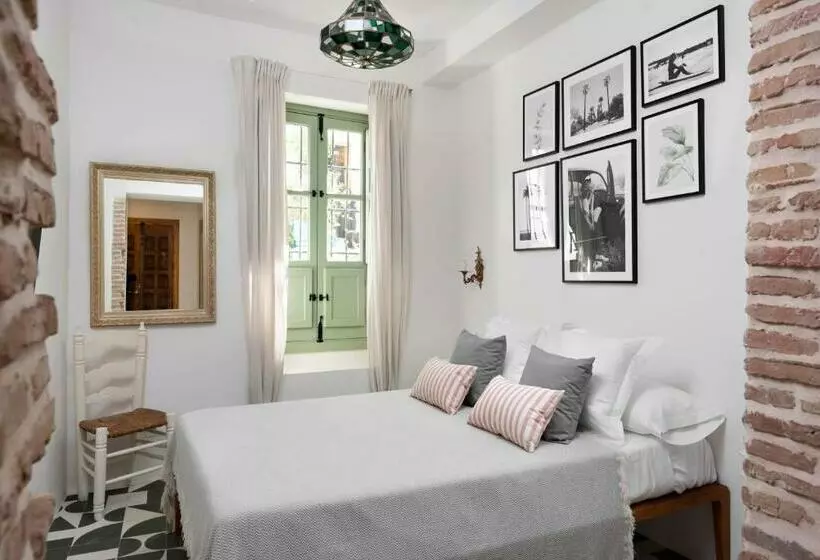 La Amara Farah   En El Casco Antiguo De Frigiliana