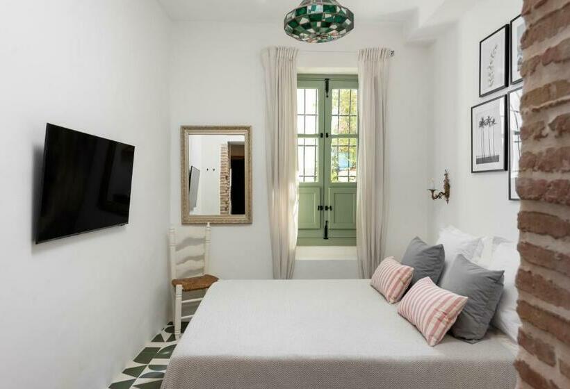 La Amara Farah En El Casco Antiguo De Frigiliana