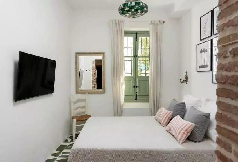 La Amara Farah   En El Casco Antiguo De Frigiliana