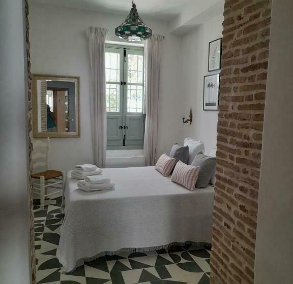 La Amara Farah En El Casco Antiguo De Frigiliana