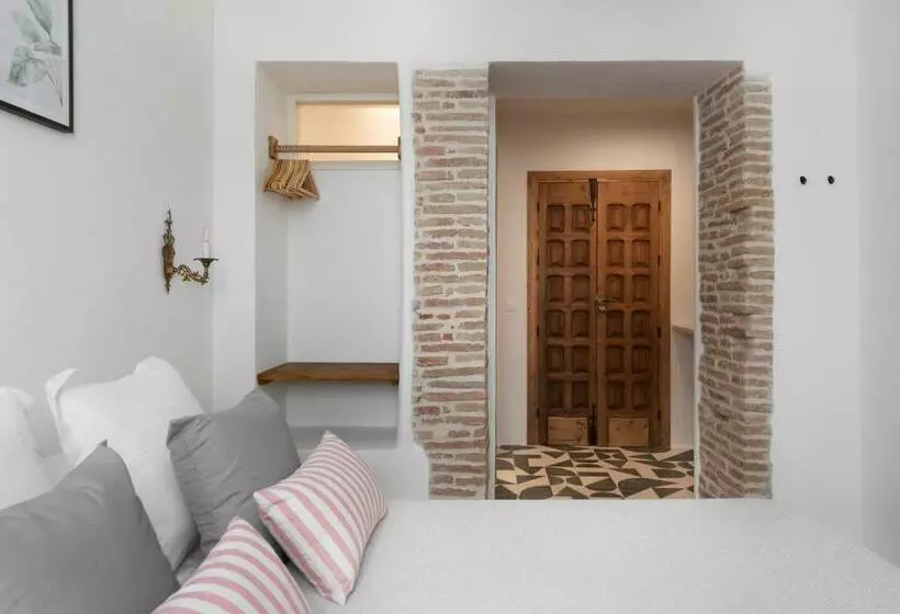 La Amara Farah   En El Casco Antiguo De Frigiliana