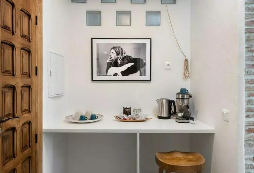 La Amara Farah   En El Casco Antiguo De Frigiliana