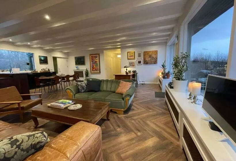 Enchanting Country Home With Backyard Hotspring