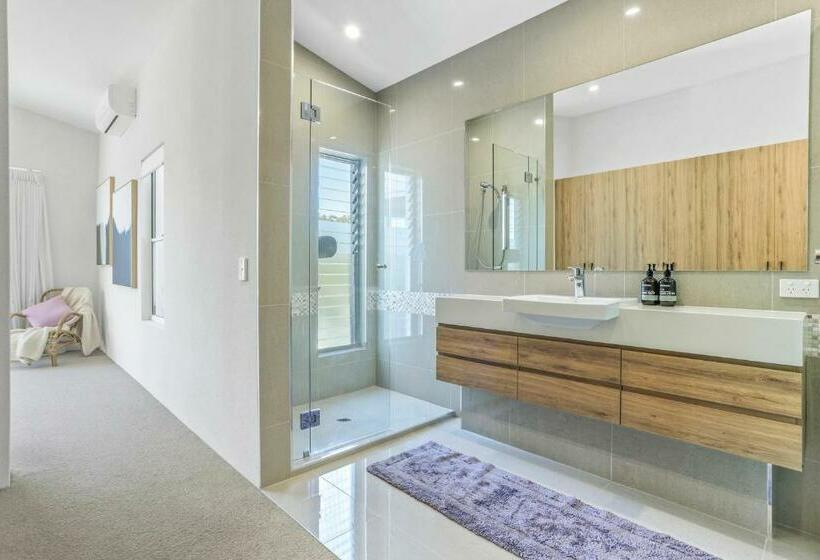 Sophisticated Waterfront Living, Noosaville