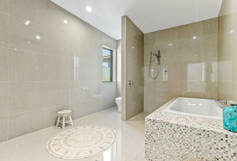 Sophisticated Waterfront Living, Noosaville