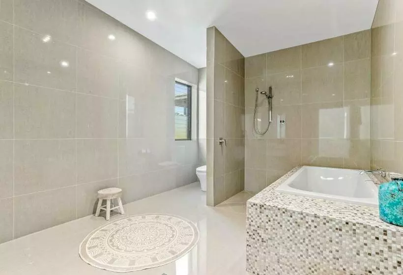 Sophisticated Waterfront Living, Noosaville
