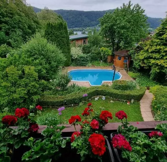 Haus Flora   Ferienwohnung Bodensdorf