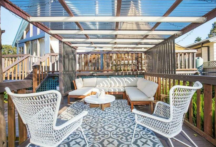 The Treehouse Pet Friendly 2 Mins Walk To Beach