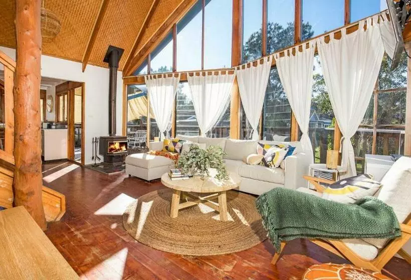 The Treehouse Pet Friendly 2 Mins Walk To Beach