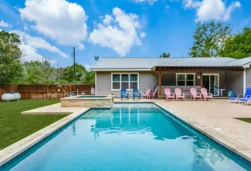 Private Pool & Hot Tub! Charming Hill Country Home Minutes To Wineries/shops!