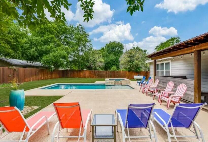 Private Pool & Hot Tub! Charming Hill Country Home Minutes To Wineries/shops!