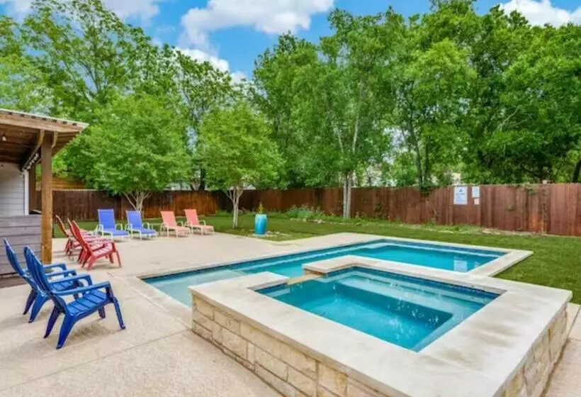 Private Pool & Hot Tub! Charming Hill Country Home Minutes To Wineries/shops!