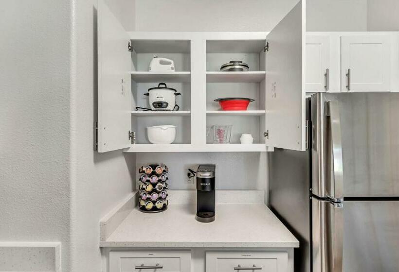 Gorgeous Ground Floor Unit Attached Garage