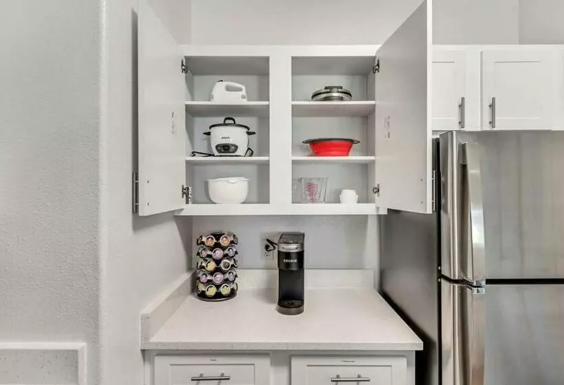 Gorgeous Ground Floor Unit Attached Garage