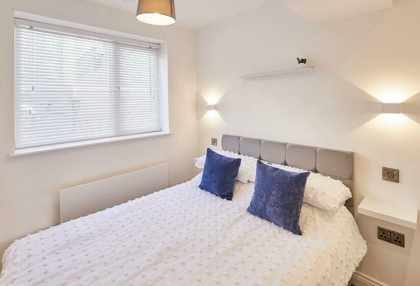 Host & Stay   Queens Court