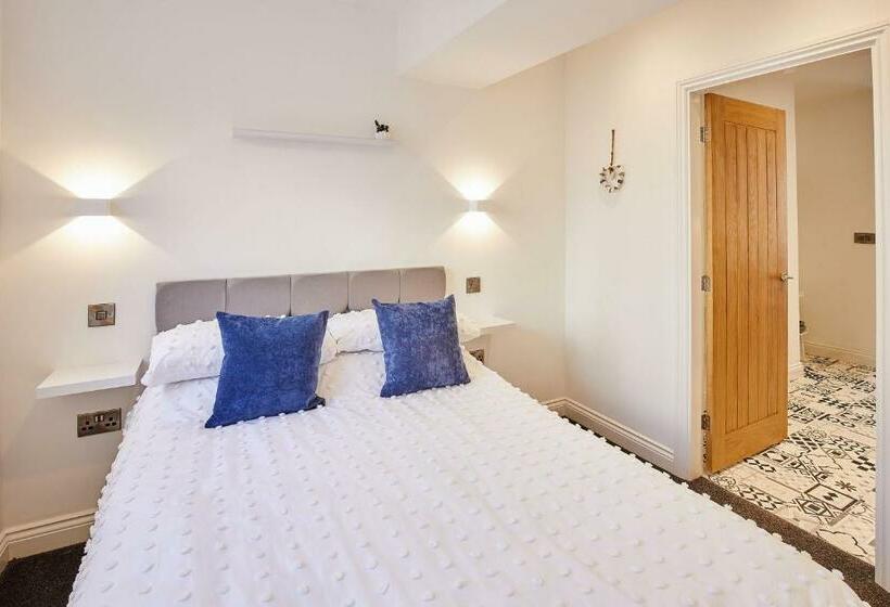 Host & Stay   Queens Court