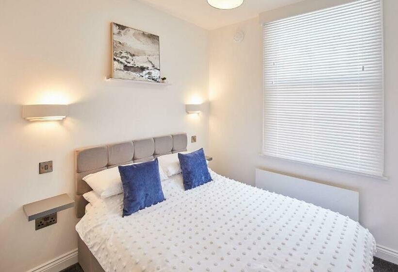 Host & Stay   Queens Court