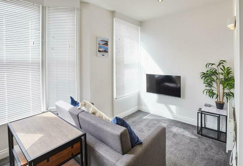 Host & Stay   Queens Court