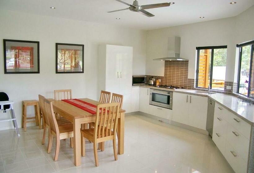 Seven On Myrtle At Hat Head