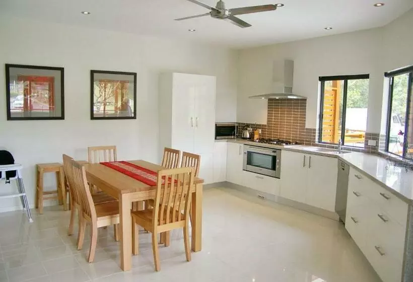 Seven On Myrtle At Hat Head