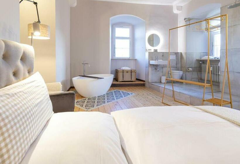 Ein Schlossturm Besticht Mit Spektakulären Ausblicken Ins Jagsttal Und Behaglichen Innenräumen