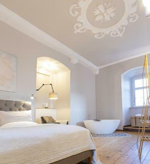 Ein Schlossturm Besticht Mit Spektakulären Ausblicken Ins Jagsttal Und Behaglichen Innenräumen