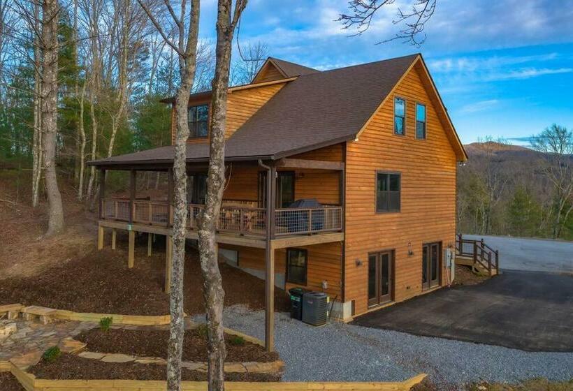 Paradise Found Mtn View Hot Tub, Wi Fi, Pool Table