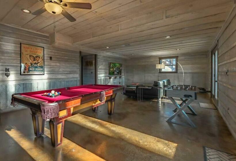 Paradise Found Mtn View Hot Tub, Wi Fi, Pool Table