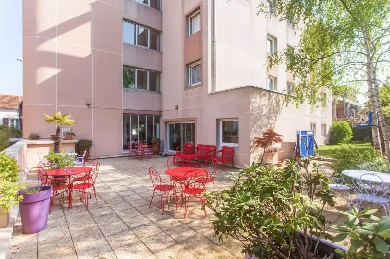 Отель Hôtel Cinépole   Proche Paris