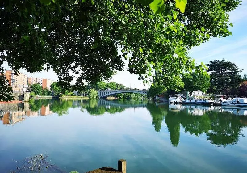 Отель Hôtel Cinépole   Proche Paris