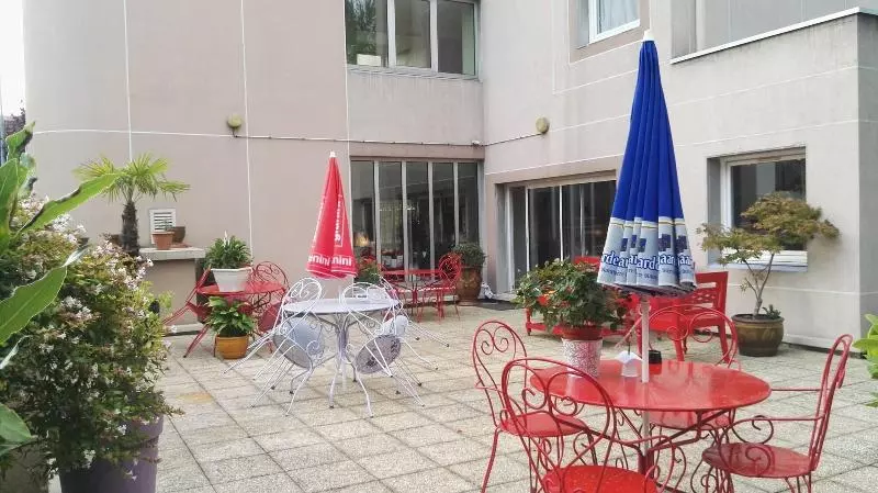 Отель Hôtel Cinépole   Proche Paris