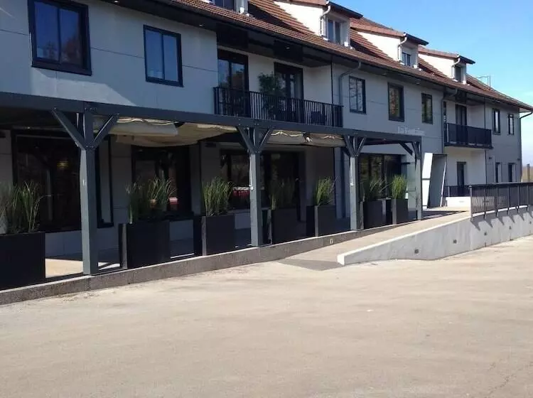 Отель Hôtel Logis Restaurant La Fontaine