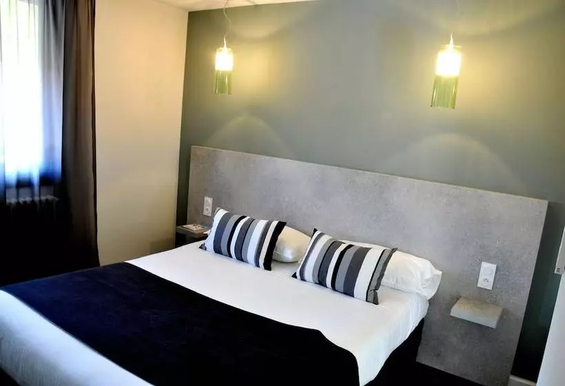 Отель Hôtel Logis Restaurant La Fontaine