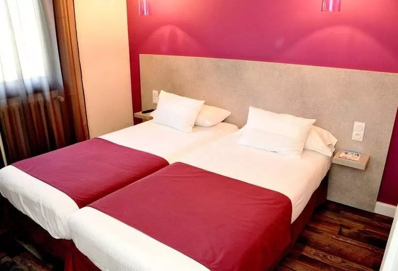 Отель Hôtel Logis Restaurant La Fontaine