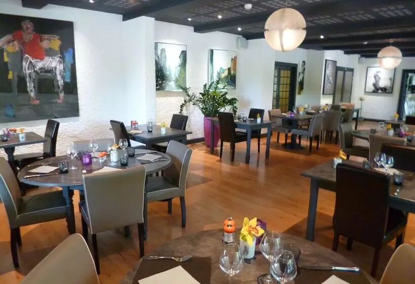 Отель Hôtel Logis Restaurant La Fontaine