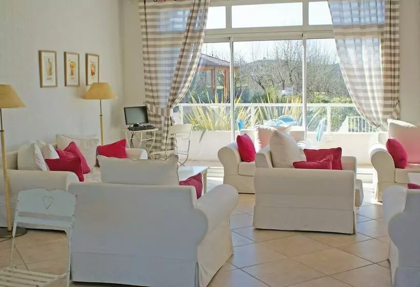 Отель Résidence Lagrange Vacances Les Bastides Des Chaumettes