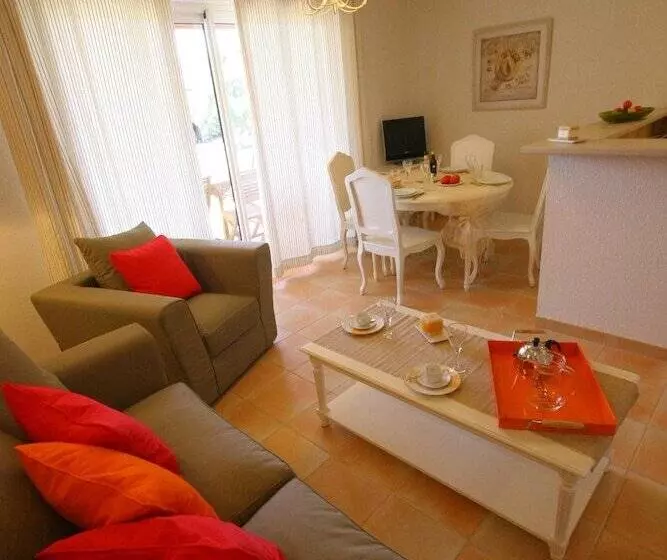 Отель Résidence Lagrange Vacances Les Bastides Des Chaumettes