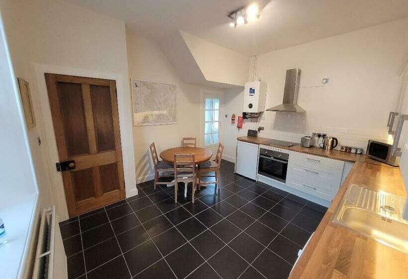 Character Cottage In Centre Of Moffat