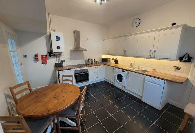 Character Cottage In Centre Of Moffat