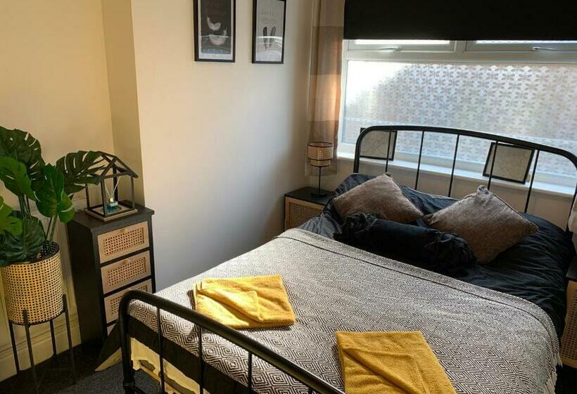 Cosy Wirral Home Near Liverpool With Free Parking!