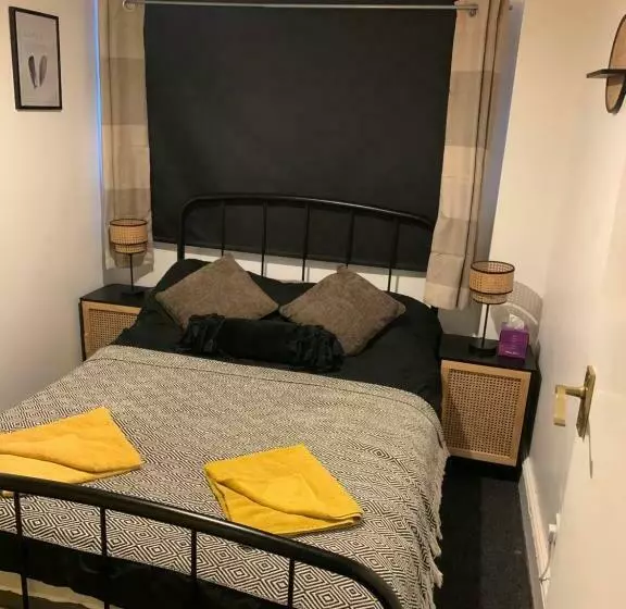 Cosy Wirral Home Near Liverpool With Free Parking!