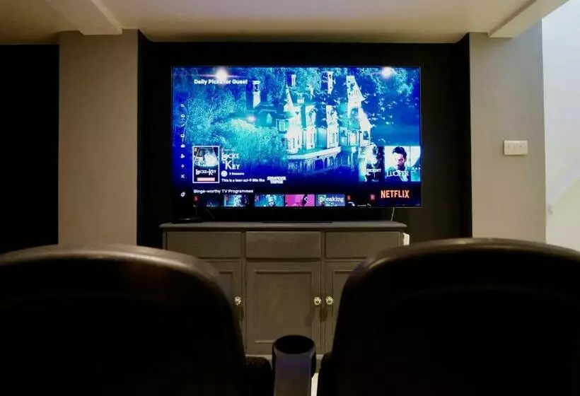 Luxury 3 Bathroom Cinema And Sauna