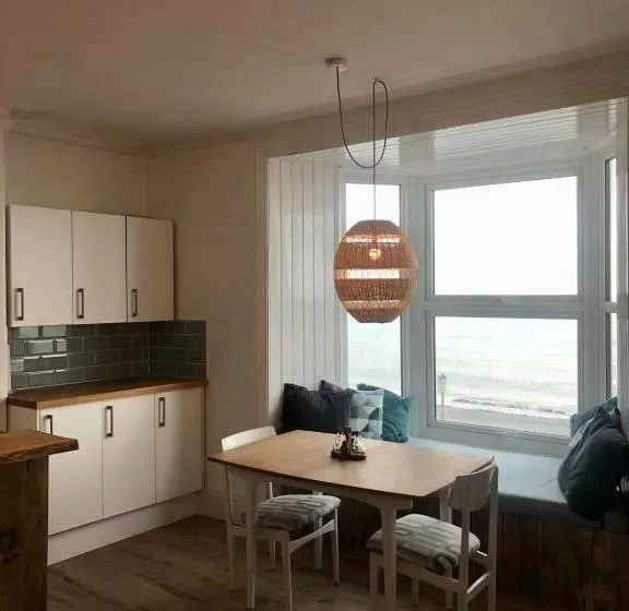 Lovely Seafront 2 Bed Flat In Aberystwyth