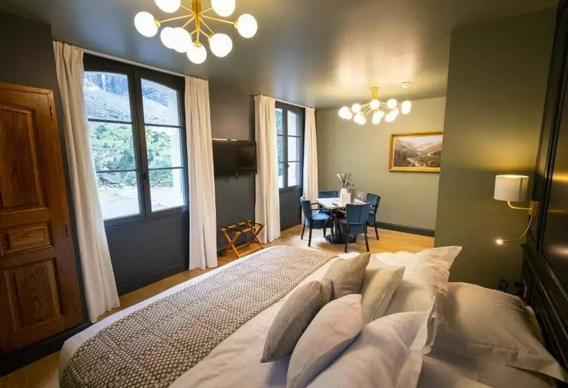 Hotelli Hôtel Du Cirque Et De La Cascade