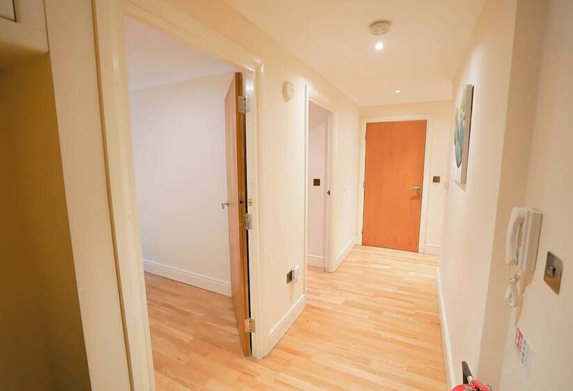 Lovely 2 Bed Apartment In London