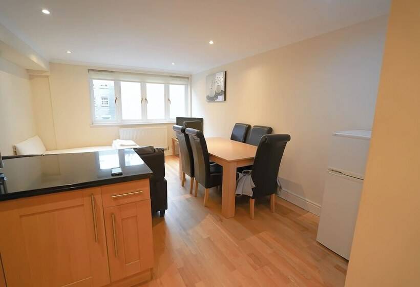 Lovely 2 Bed Apartment In London