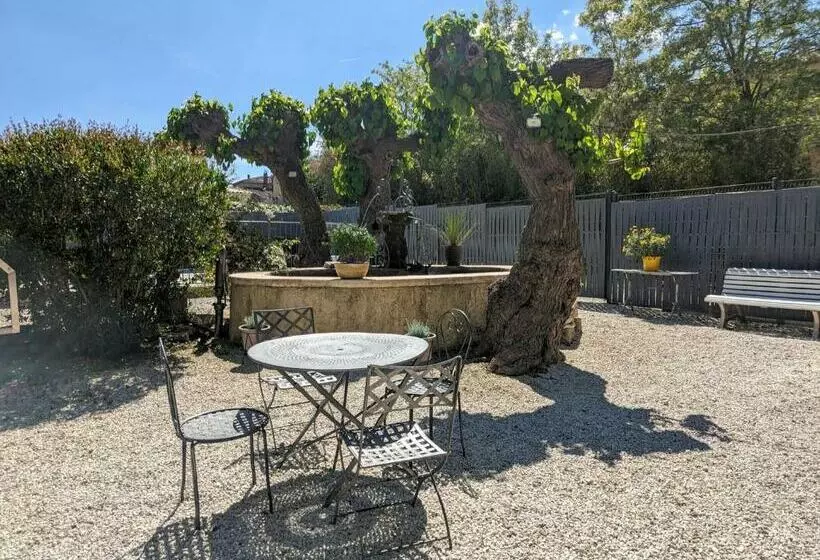 Aamiaismajoitus (B&B) La Fontaine Aux Poissons Rouges