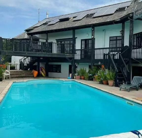 Pembrokeshire Near The Beach With A Heated Pool