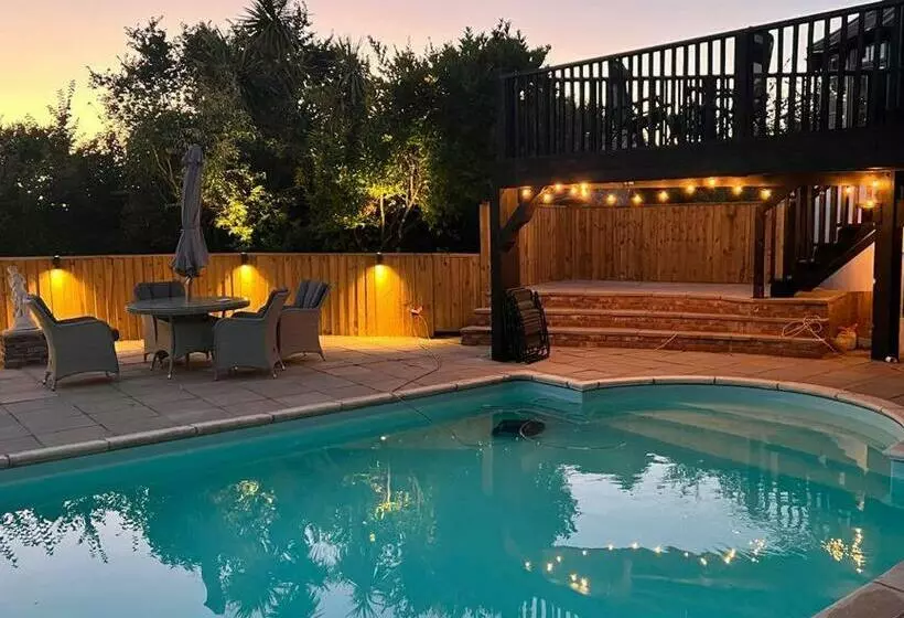 Pembrokeshire Near The Beach With A Heated Pool